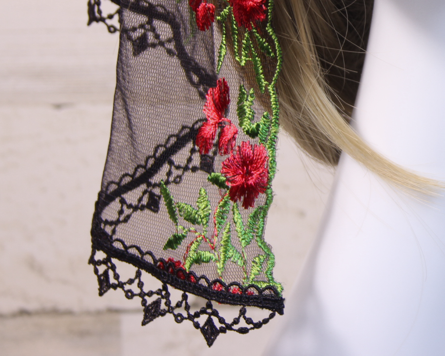 Black Mesh Lace Small D-Shaped Chapel Veil/Mantilla with Embroidered Red Roses
